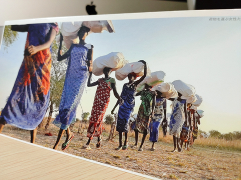 国境なき医師団から送られてきた折り畳みカードのカレンダー。写真は荷物を運ぶ南スーダンの女性。