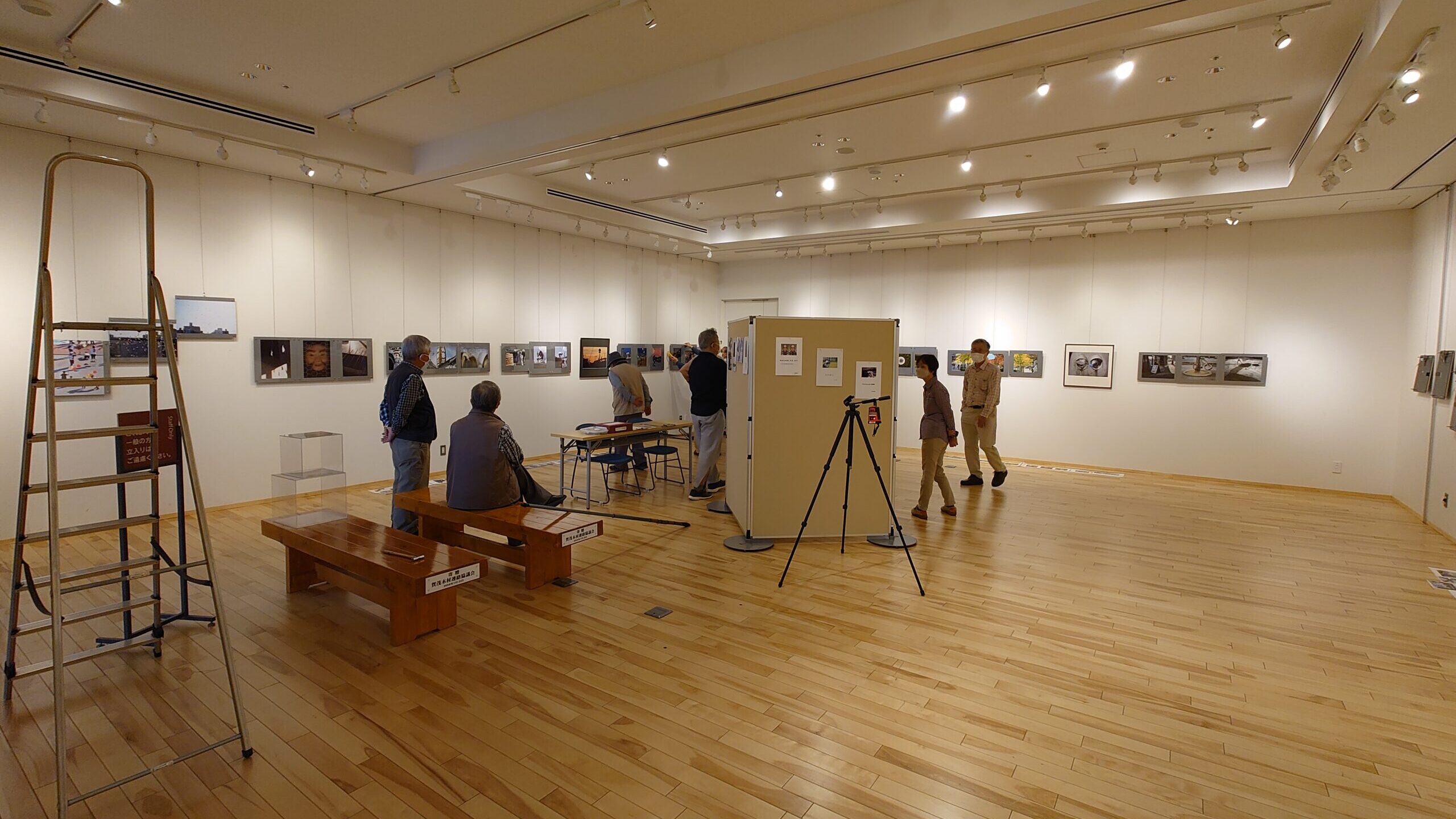 東広島デジタル写真研究会　写真展の設営