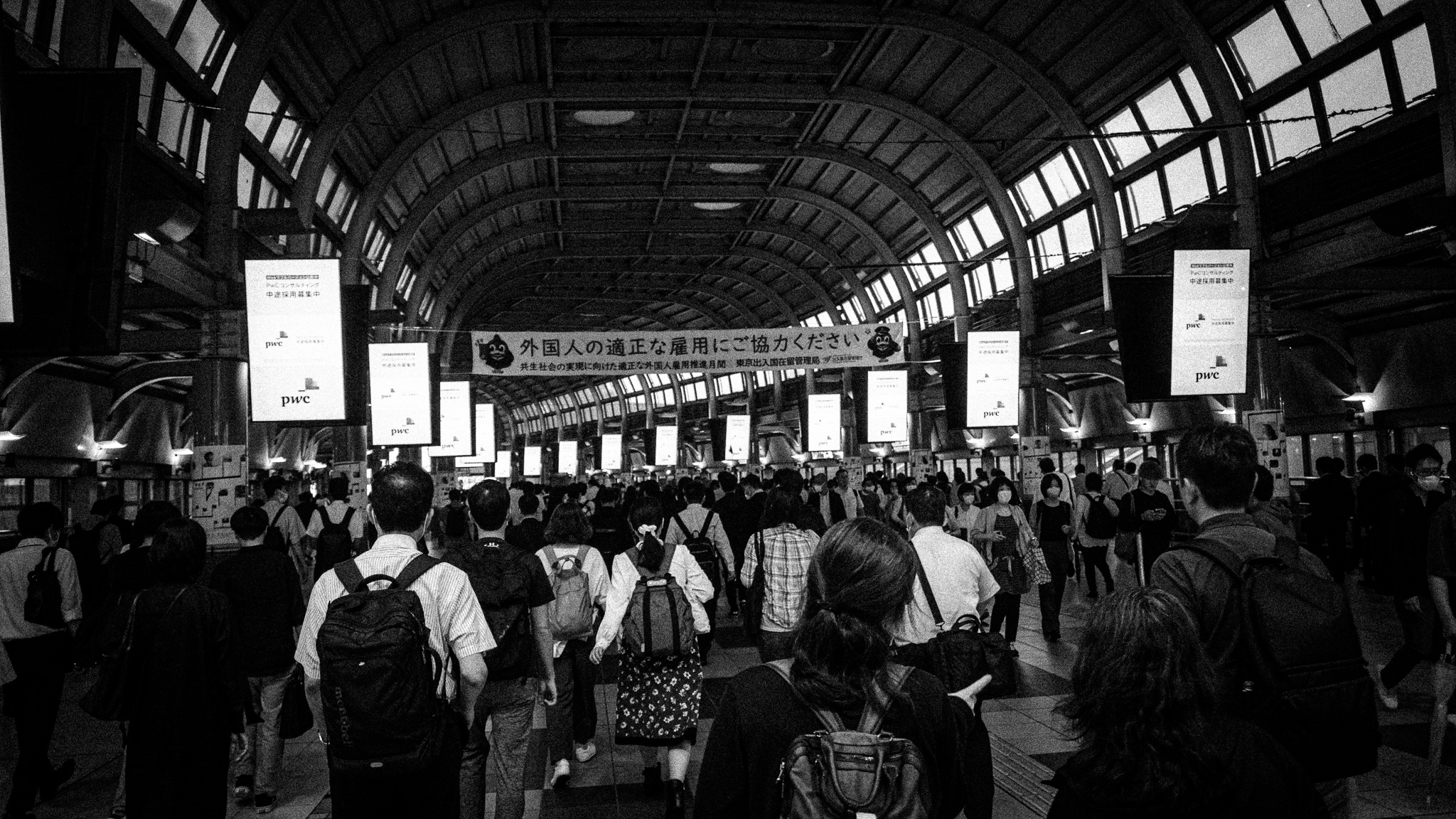 品川駅の自由通路。「社畜ロード」と呼ばれるらしい。