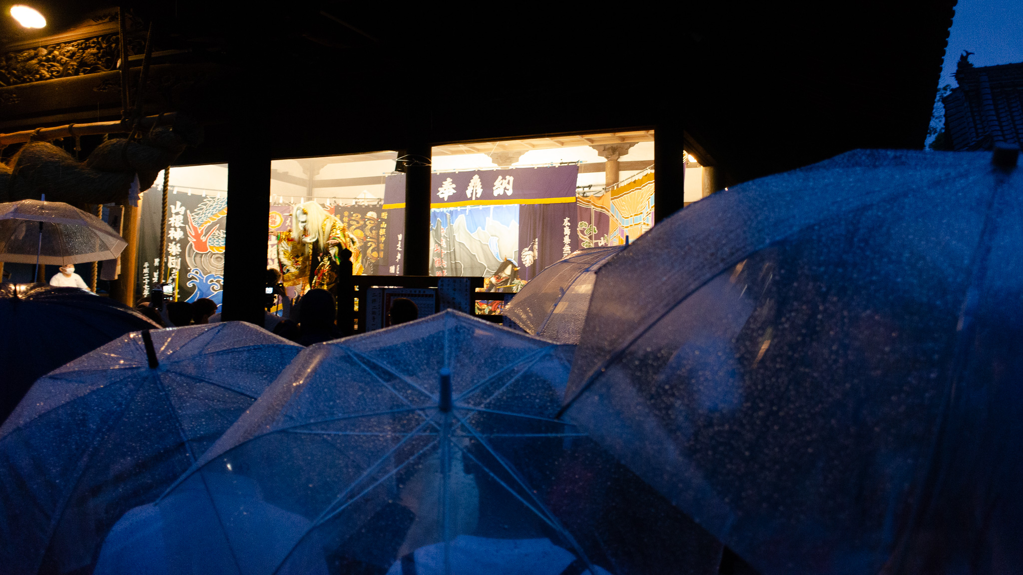 御建神社祇園祭で雨の中の神楽上演