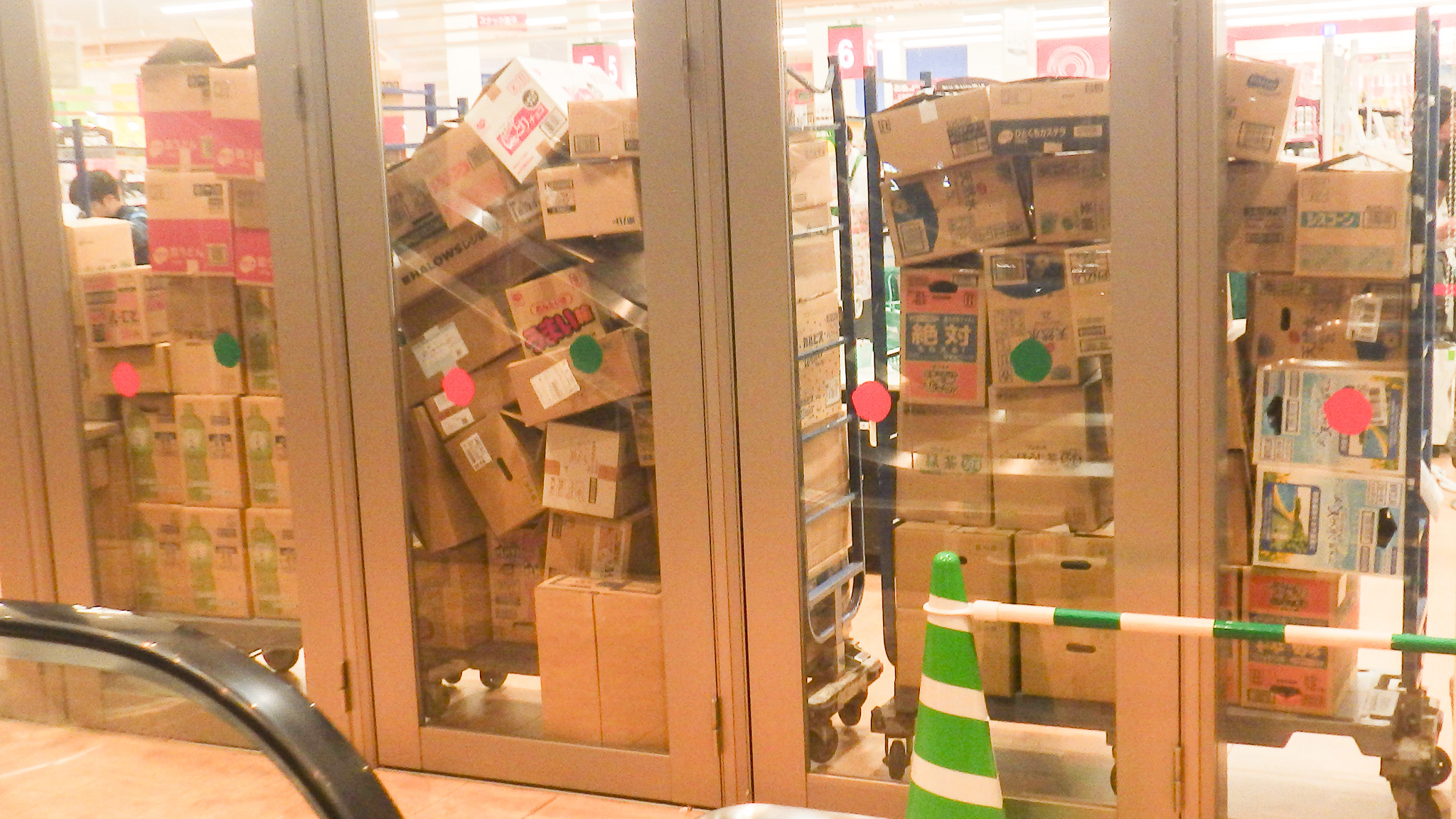 スーパーには商品の空き箱が山積み