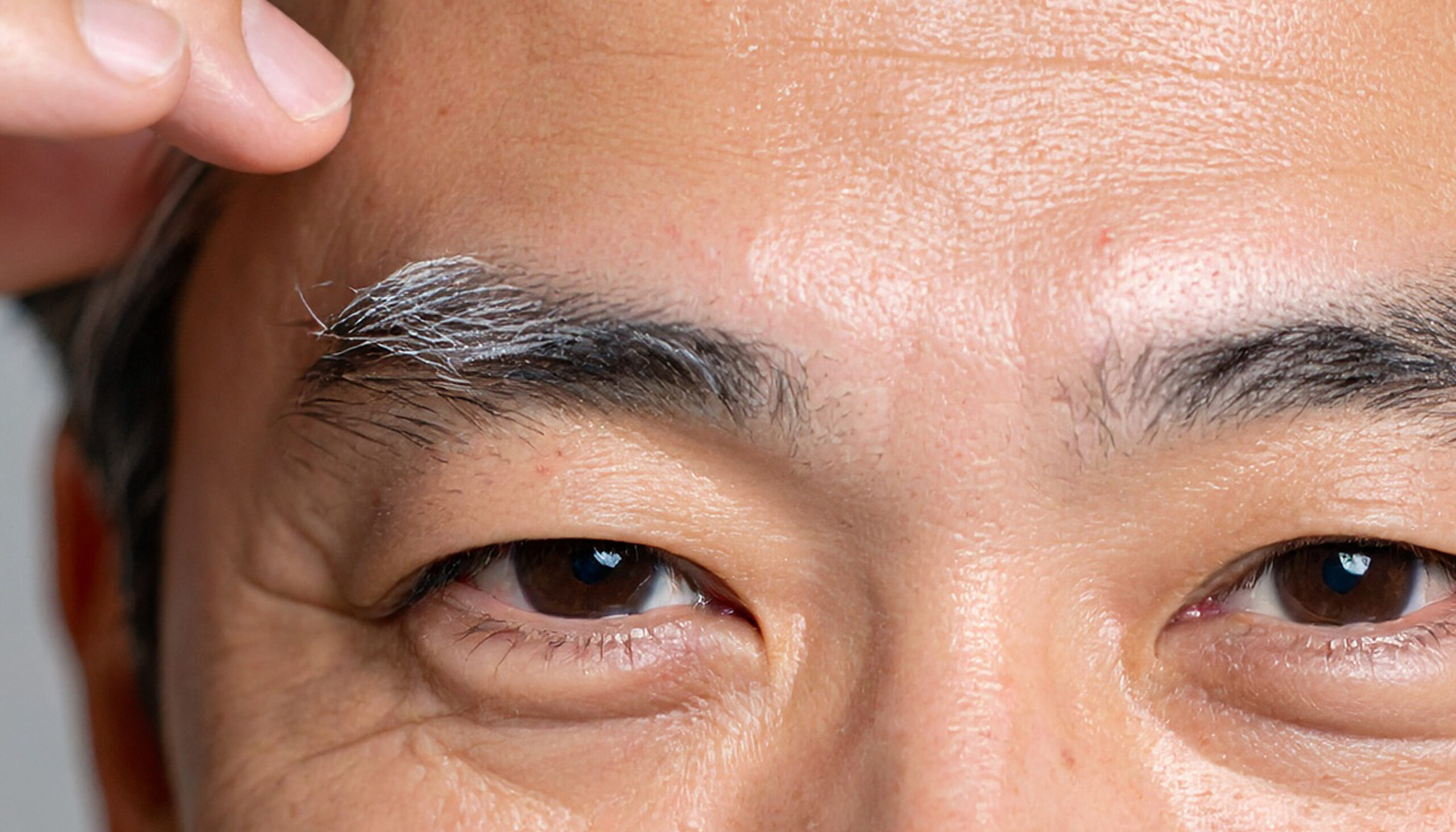 加齢は眉毛に現れるような気がする